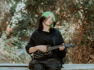 Billie-Eilish-with-Fender-Signature-Ukulele-,-Photo-Credit-Matty-Vogel,-3